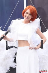 组图：杨丞琳签唱会砸百万 化身天使登场