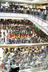 高清组图：快女十强北京签售 曾轶可变成熟