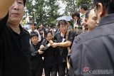 高清组图：罗京妻子悲痛泪别 儿子哥哥捧遗像送行