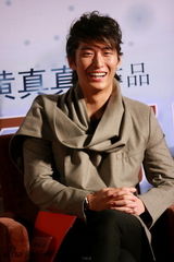 组图：《倾城之泪》发布会 窦骁周冬雨再度携手