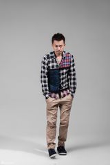 组图：王学兵最新写真曝光 格子控小清新