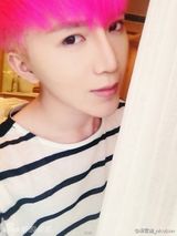 组图：好声音视觉美男梁君诺私照 网曝整容传言