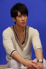 高清组图：吴尊做客新浪花絮照 阳光美男表情百变