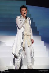 组图：张信哲红馆开唱 深情演绎哲式情歌