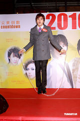 幻灯图集：唐禹哲贺军翔赴港跨年