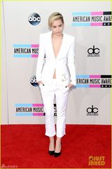 组图：麦莉白西装中性风帅气 没穿内衣险走光