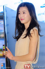 组图：韩星全智贤出席活动无袖长裙显优雅