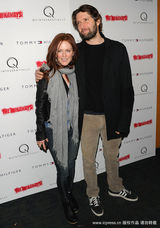 幻灯：《逃亡乐队》纽约首映 达科塔同斯图尔特竞艳