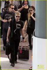 组图：艾薇儿与未婚夫情侣装甜蜜 小鸟依人忙卖萌