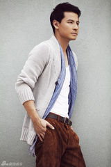 组图：钱泳辰夏日写真 飘逸儒雅虏获人心