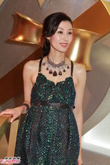 组图：李嘉欣吊带裙装闪亮富贵