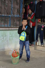 组图：《爸爸去哪儿》难度升级 小朋友独立买菜