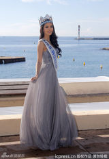 组图：世界小姐冠军海港拍写真 助阵戛纳电视节