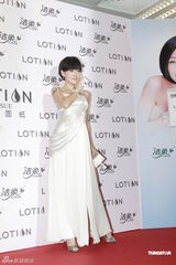 高清组图：徐熙娣可爱短发做代言 一身白裙现场起舞