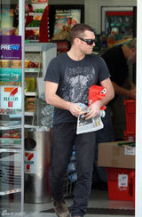 高清图：沃辛顿与女友返悉尼 机场悠闲购物