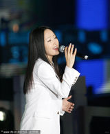 组图：杨钰莹首登央视舞台 与李玟李玉刚同台献唱