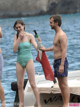 组图：海瑟薇与男友海边拥吻 性感凸点浑然不知