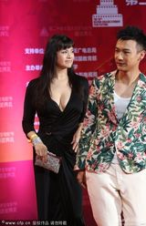 组图：石兰走红毯深V低胸秀傲人双峰