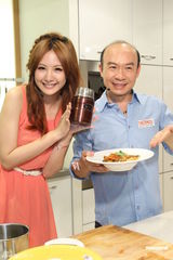 组图：安心亚大展厨艺积极收歌筹备新碟