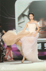 组图：百变翁虹T台“解缚” 跨越时代优雅回归 