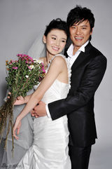 高清图：刘冬新娘装登封面 俏皮表情秀甜美性感