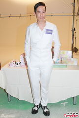 组图：陈豪努力工作赚奶粉钱 学带孩子有备无患