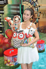 组图：名模琦琦性感装束出席 分享爱女Ella童趣