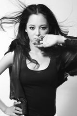 组图：辛芷蕾拍片花絮曝光 演绎百变造型表情