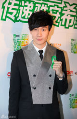 组图：TOP榜后台群星开心合照 奖杯似巨型针头