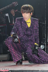 组图：萧敬腾开唱回归音乐本身 一套服装到底