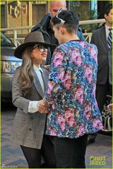 组图：Lady gaga西服礼帽配黑丝 摩登又搞怪