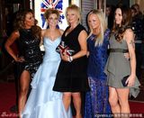 组图：辣妹组合抱团独撇贝嫂 小贝携子助阵