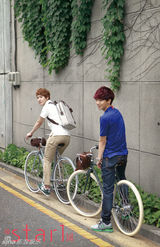 组图：SuperJunior街头随拍尽享愉快派对