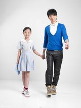 高清图：光良担任爱心大使 与新移民学童拍宣传照