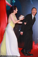 组图：杨千嬅着露背美裙现身 余文乐显帅气