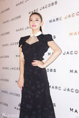 组图：张雨绮香港出席活动 脚踩高跟鞋无孕相