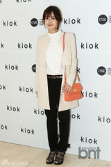 组图：李钟硕亮相时装周 f(x)Amber中性风帅气