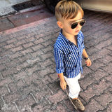 组图：5岁时尚小潮男走红网络迷倒女粉丝