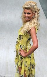 组图：帕丽斯-希尔顿基辅走秀 印花裙宛若田园少女