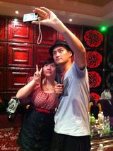 组图：袁弘赶拍新戏度29岁生日 粉丝齐聚片场庆生