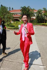 组图：张柏芝喜气红衣携两子参加弟弟婚礼