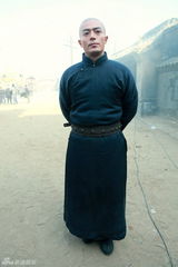 组图：《镖门》霍建华剃光头 贾青花痴倒追