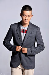 组图：杨志刚儒雅写真深似蓝海浓如烈火