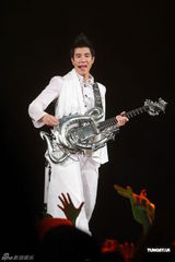 组图：王力宏香港个唱与成龙嘴对嘴热吻