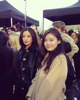 组图：赵薇现身伦敦时装周 与金喜善一同亮相