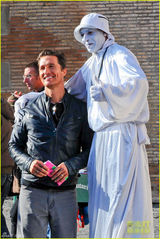 组图：马修-麦康纳带家人游罗马 四口其乐融融