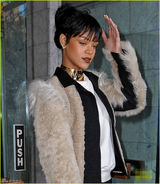 组图：蕾哈娜顶丸子头装嫩 土豪金项圈贵气十足