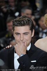 组图：埃夫隆库萨克等现身《报童》红毯