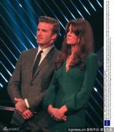 组图：凯特王妃怀孕后墨绿裙亮相 携手小贝上台颁奖