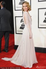 组图：女主持Keltie Knight白色拖地裙抢镜